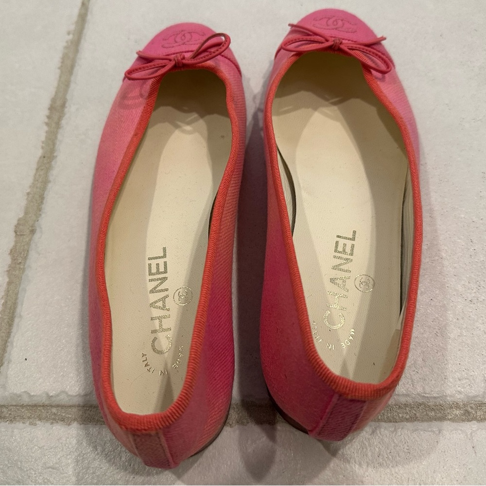 CHANEL Pink Flats with Bow Detail - Picture 5 of 9